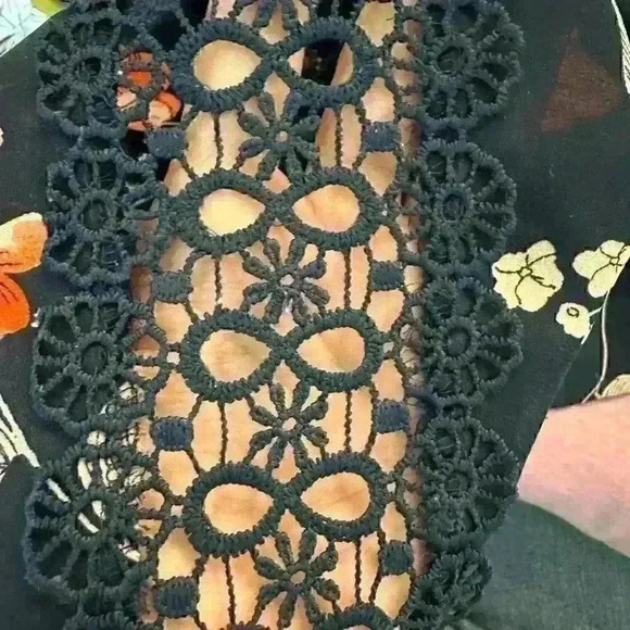 Beautiful floral top, size medium   - Picture 7 of 7